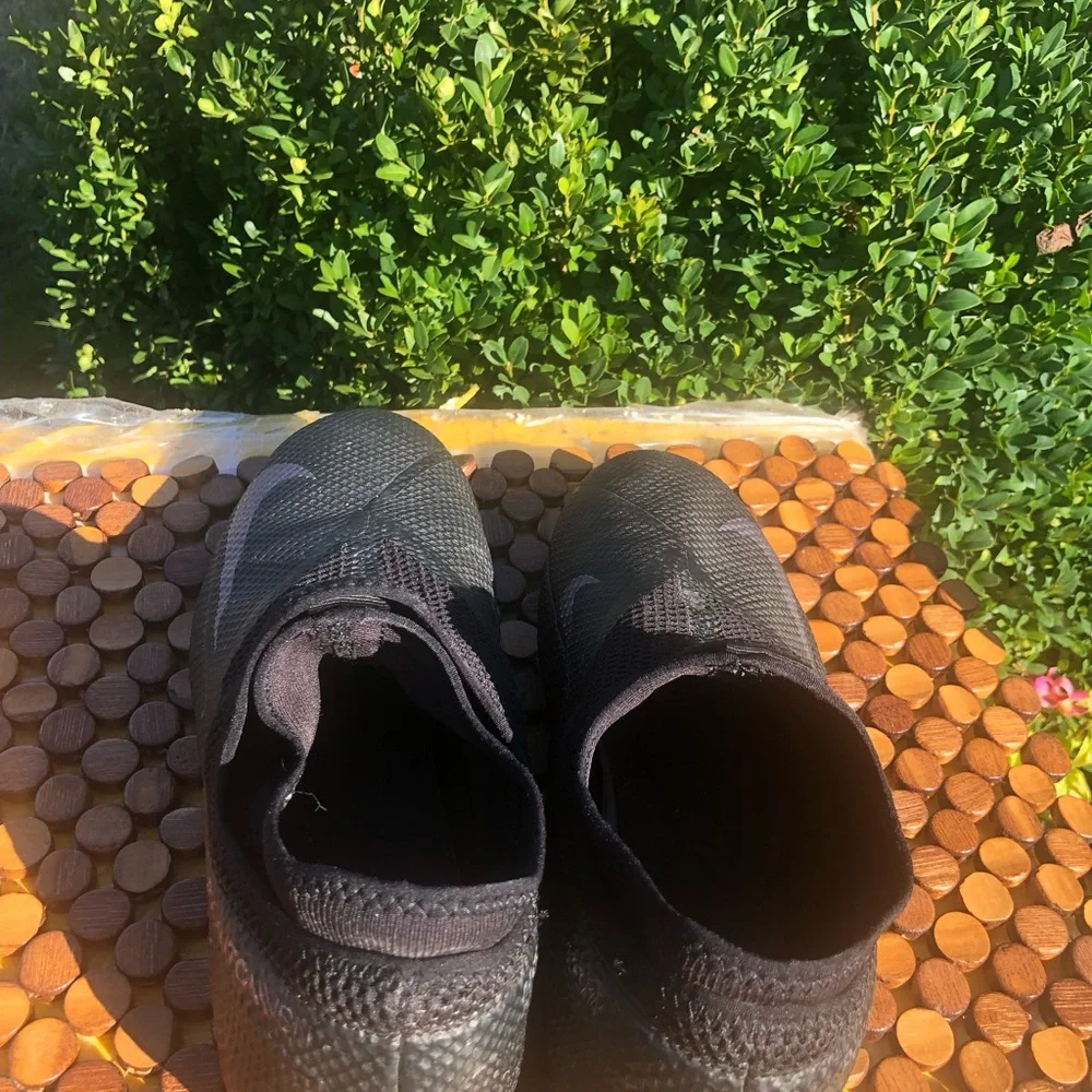 Nike Men’s Black Mesh Slip-On Athletic Shoes with Silver Swoosh Sz 9.5